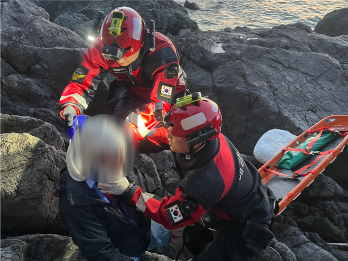 16일 오전 4시 20분쯤 부산 사하구 다대포 인근 갯바위에서 60대 낚시객이 5m 아래로 떨어져 머리를 다쳤다. 부산해양경찰서 제공