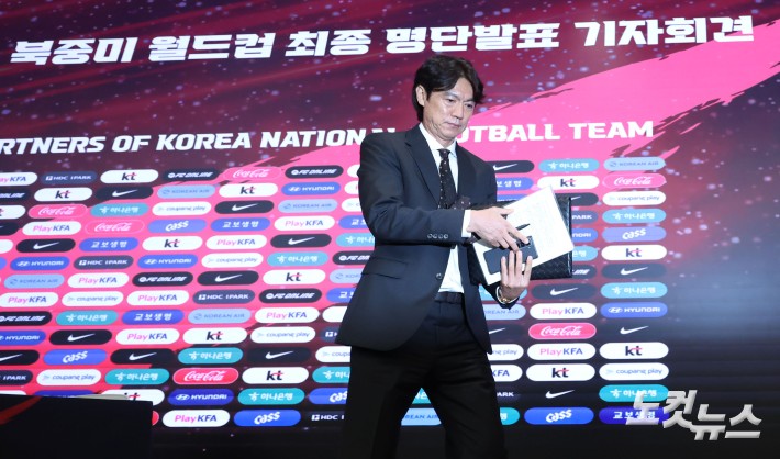 홍명보 대한민국 축구대표팀 감독이 16일 오후 서울 종로구 광화문 KT웨스트 빌딩 온마당에서 열린 2026 FIFA 북중미 월드컵 축구 국가대표팀 최종 명단 발표 기자회견을 마친 후 이동하고 있다.