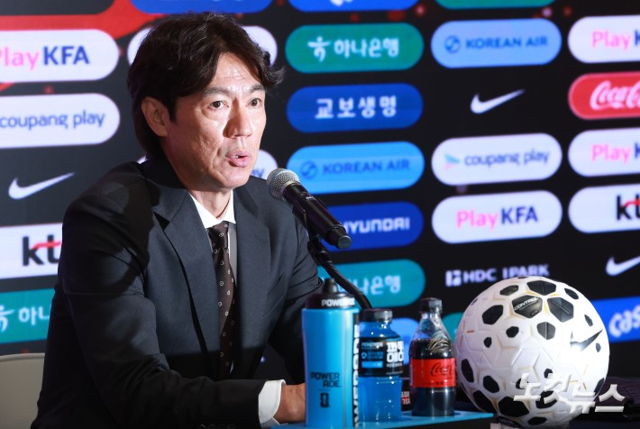 홍명보 대한민국 축구대표팀 감독이 16일 오후 서울 종로구 광화문 KT웨스트 빌딩 온마당에서 열린 2026 FIFA 북중미 월드컵 축구 국가대표팀 최종 명단 발표 기자회견에서 취재진의 질문에 답변하고 있다.