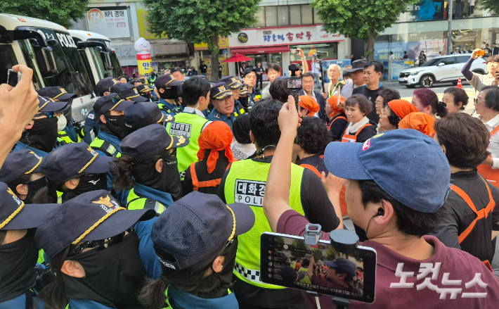 15일 광주 동구 충장로 황금동거리에서는 극우단체의 집회가 열린 가운데 오월단체 오월어머니의집이 이곳을 방문해 경찰과 대치하고 있다. 정유철 기자 