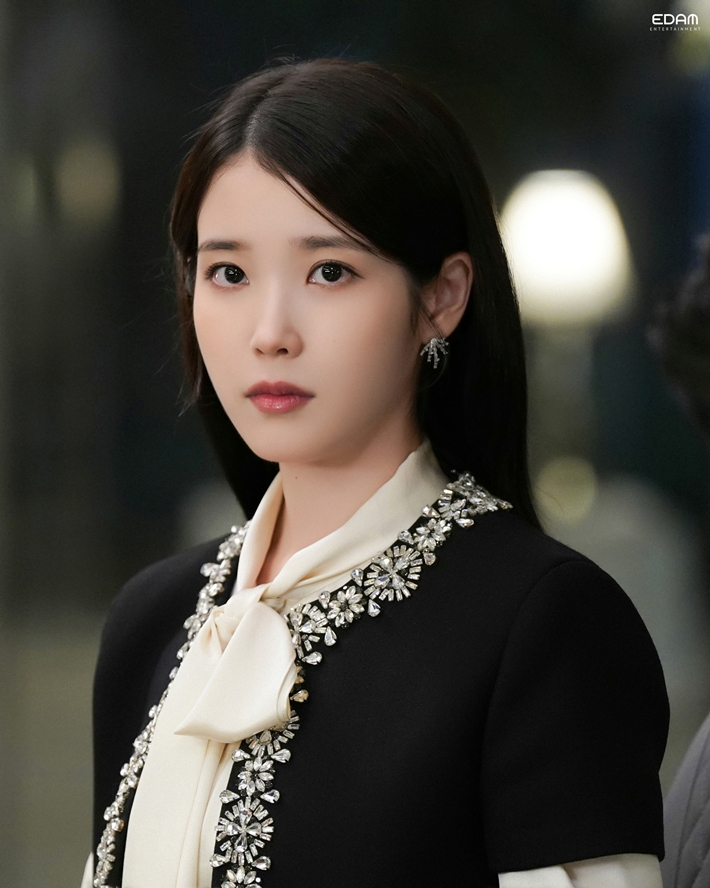 가수 겸 배우 아이유. 아이유 공식 트위터