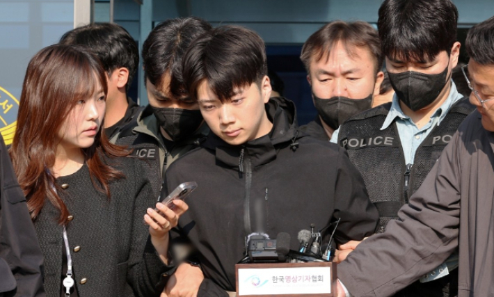 '광주 여고생 살인사건' 피의자 장윤기(23)씨가 지난 14일 오전 광주 서부경찰서에서 검찰로 송치되고 있다. 연합뉴스