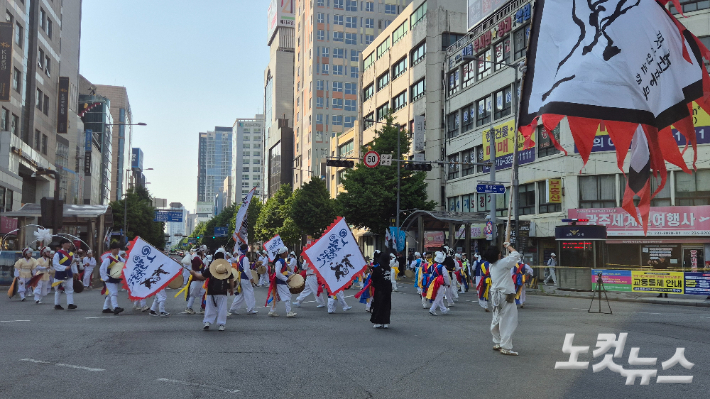 16일 오후 4시쯤 광주 동구 금남로공원 앞에서 민주평화대행진 행렬의 선두에 선 오월풍물단이 북과 장구를 치고 있다. 한아름 기자