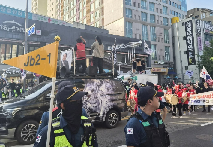 16일 광주 동구 황금동 거리 일대에 극우 단체가 집회를 연 가운데 거리 행진을 진행, 오월단체와 동선이 겹쳐 긴장감이 연출됐다. 정유철 기자