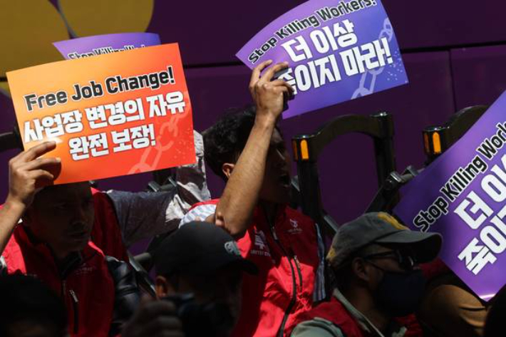 지난달 26일 서울고용노동청 앞에서 2026 이주노동자 메이데이 집회가 열리고 있는 모습. 위 사진은 기사와 무관함. 연합뉴스