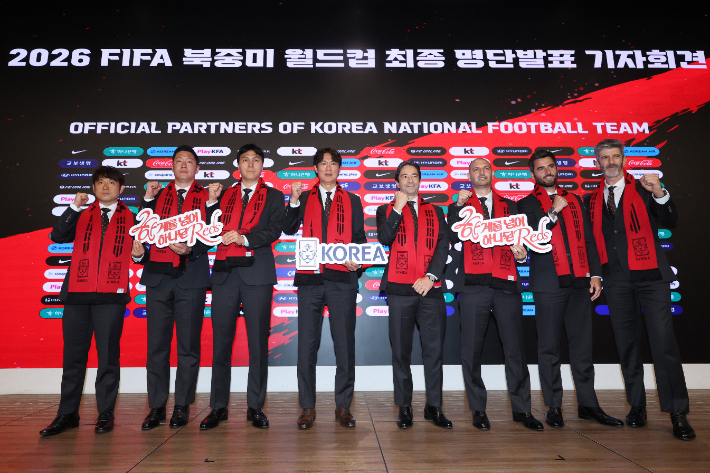 홍명보 한국 축구대표팀 감독이 16일 서울 종로구 KT 광화문 빌딩 웨스트 온마당에서 열린 2026 북중미 월드컵 최종 명단 발표 기자회견에서 코치진과 함께 기념촬영을 하고 있다. 연합뉴스