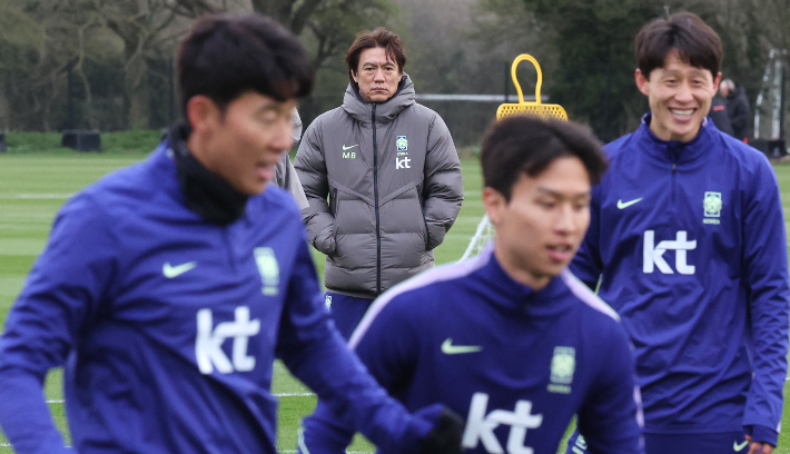 코트디부아르전을 앞둔 한국 축구 국가대표팀의 홍명보 감독이 지난 3월 24일(현지시간) 영국 런던 북서쪽 밀턴킨스에서 훈련하는 선수들을 지켜보고 있다. 연합뉴스