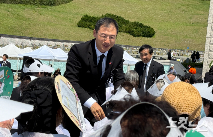 김상욱 더불어민주당 울산시장 후보가 17일 광주 북구 국립5·18민주묘지에서 열린 제46주년 5·18민주화운동 추모식에 참석해 유족들과 인사를 나누고 있다. 김한영 기자