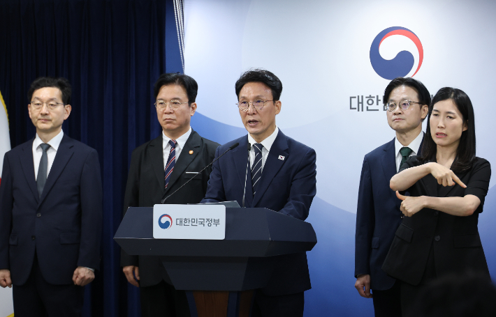 김민석 국무총리가 17일 서울 종로구 정부서울청사에서 삼성전자 파업 관련 대국민 담화를 하고 있다. 연합뉴스