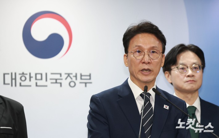 김민석 국무총리가 17일 오전 서울 종로구 정부서울청사에서 삼성전자 파업 관련 대국민 담화를 발표하고 있다.
