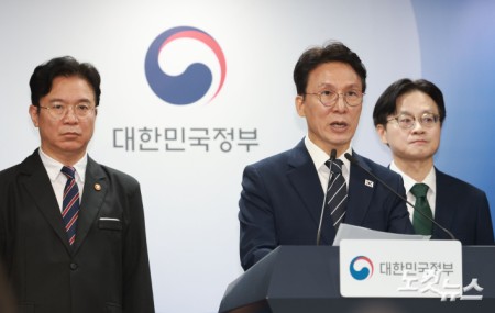 김민석 국무총리가 17일 오전 서울 종로구 정부서울청사에서 삼성전자 파업 관련 대국민 담화를 발표하고 있다. 왼쪽부터 김영훈 고용노동부 장관, 김민석 국무총리, 김정관 산업통상부 장관.