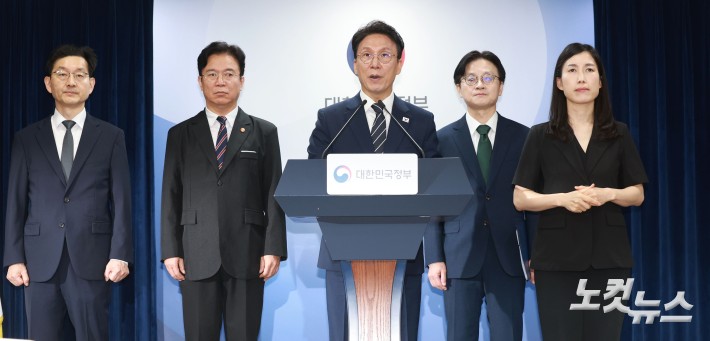 김민석 국무총리가 17일 오전 서울 종로구 정부서울청사에서 삼성전자 파업 관련 대국민 담화를 발표하고 있다. 왼쪽부터 윤창렬 국무조정실장, 김영훈 고용노동부 장관, 김민석 국무총리, 김정관 산업통상부 장관.