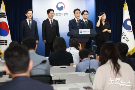 김민석 국무총리가 17일 오전 서울 종로구 정부서울청사에서 삼성전자 파업 관련 대국민 담화를 발표하고 있다. 왼쪽부터 윤창렬 국무조정실장, 김영훈 고용노동부 장관, 김민석 국무총리, 김정관 산업통상부 장관.
