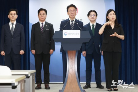 김민석 국무총리가 17일 오전 서울 종로구 정부서울청사에서 삼성전자 파업 관련 대국민 담화를 발표하고 있다. 왼쪽부터 윤창렬 국무조정실장, 김영훈 고용노동부 장관, 김민석 국무총리, 김정관 산업통상부 장관.