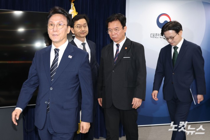 김민석 국무총리가 17일 오전 서울 종로구 정부서울청사에서 삼성전자 파업 관련 대국민 담화를 발표한 후 이동하고 있다.