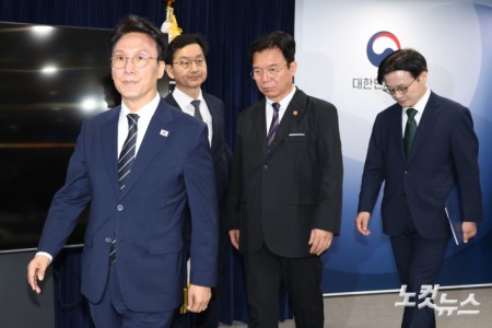 김민석 국무총리가 17일 오전 서울 종로구 정부서울청사에서 삼성전자 파업 관련 대국민 담화를 발표한 후 이동하고 있다.