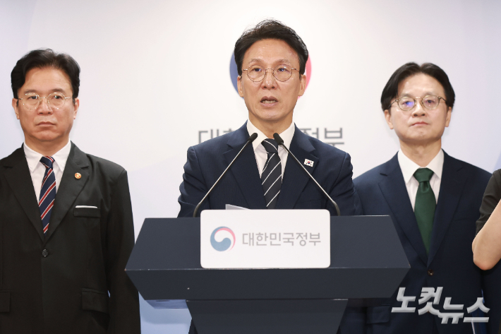 김민석 국무총리가 17일 오전 서울 종로구 정부서울청사에서 삼성전자 파업 관련 대국민 담화를 발표하고 있다. 왼쪽부터 윤창렬 국무조정실장, 김영훈 고용노동부 장관, 김민석 국무총리, 김정관 산업통상부 장관. 류영주 기자