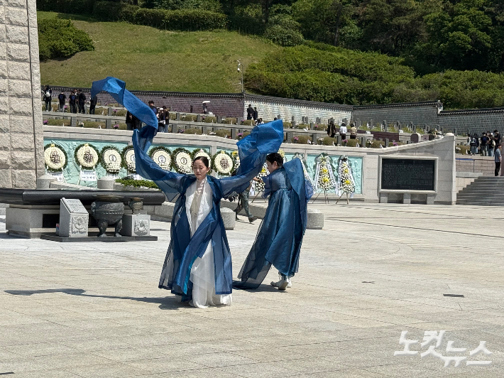 제46주년 5·18민주화운동 추모식에서 17일 광주 북구 국립5·18민주묘지에서 추모 공연이 펼쳐지고 있다. 김한영 기자
