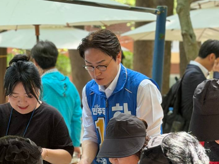 지난 16일 더불어민주당 하정우 북갑 보선 후보가 북구 만덕지기 축제에 참석했다. 하 후보 페이스북 캡처