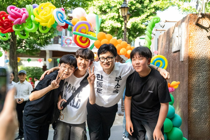 지난 16일 무소속 한동훈 북갑 보선 후보가 북구 만덕지기 축제에 참석한 모습. 한 후보 페이스북 캡처 