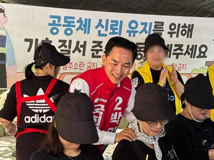 지난 16일 국민의힘 박민식 북구갑 보선 후보가 북구 만덕지기 축제에 참석한 모습. 박 후보 캠프 제공 