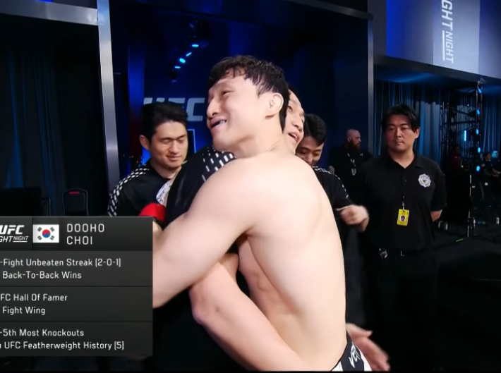 포옹하는 최두호와 정찬성. UFC 제공