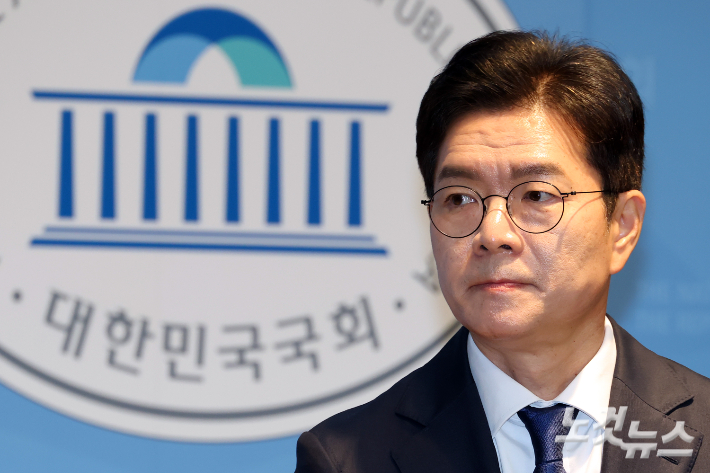 더불어민주당 정원오 서울시장 후보가 15일 서울 여의도 국회 소통관에서 주요 공약 발표 기자 회견을 하고 있다. 윤창원 기자