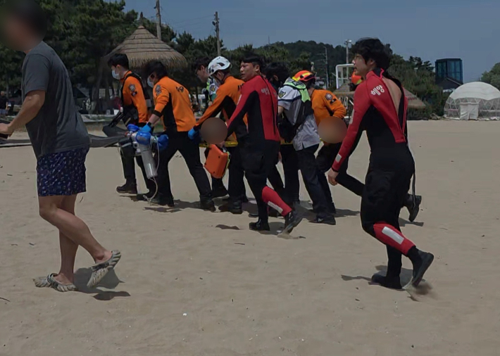 양양 죽도해변에서 발생한 익수자를 이송하고 있는 모습. 강릉해양경찰서 제공
