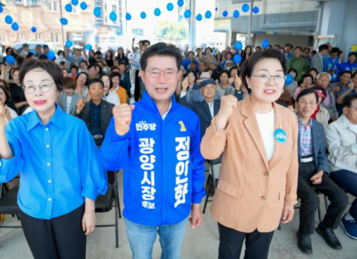 정인화 후보와 국금옥 후보 부인(왼쪽), 권향엽 의원이 선대위 출범식에서 결의를 다지고 있다. 후보 제공