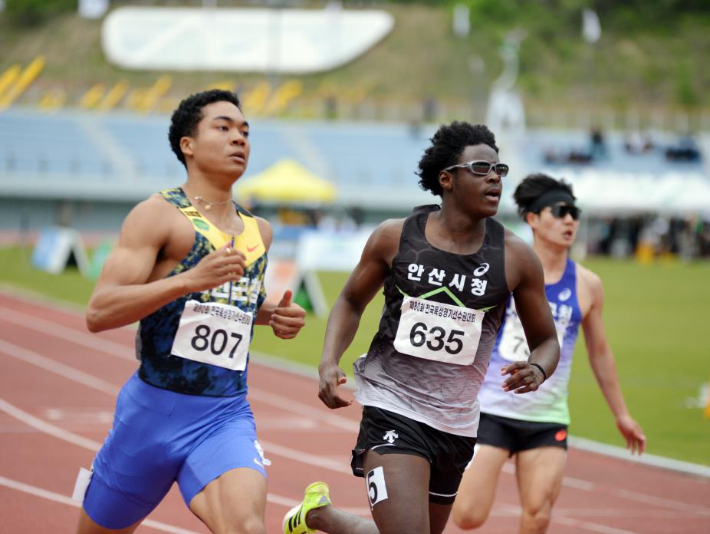 나마디 조엘진의 라이벌인 비웨사 다니엘 가사마(사진 오른쪽)의 경기 장면. 연합뉴스
