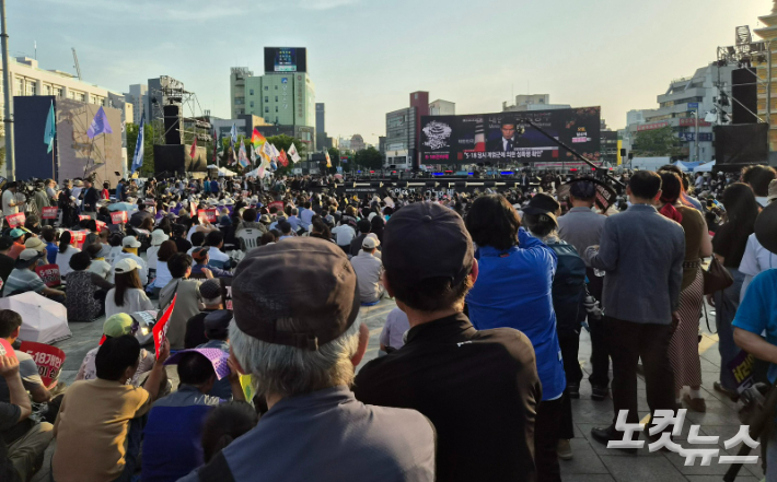 제46년 5·18기념식을 하루 앞둔 17일 광주 동구 5·18민주광장에서는 전야제가 열려 수많은 인파가 몰렸다. 행사추진위 측은 이날 1만5000명의 방문객을 추산했다. 정유철 기자