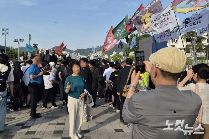 5·18전야제를 방문한 시민들이 기념사진을 촬영하고 있다. 정유철 기자