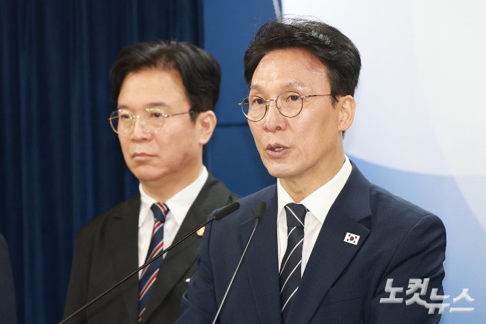 김민석 국무총리가 17일 오전 서울 종로구 정부서울청사에서 삼성전자 파업 관련 대국민 담화를 발표하고 있다. 류영주 기자
