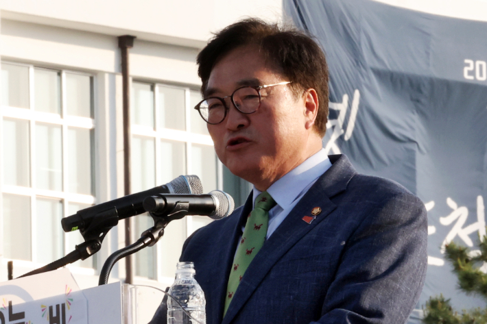 5·18 민주화운동 46주년을 하루 앞둔 17일 오후 광주 동구 5·18 민주광장에서 열린 전야제에서 우원식 국회의장이 축사하고 있다. 연합뉴스