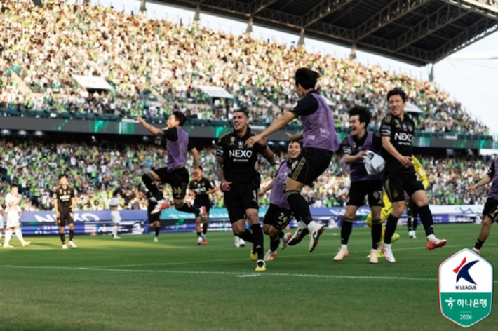 티아고의 극적인 결승 골에 환호하는 전북 선수들. 한국프로축구연맹 제공
