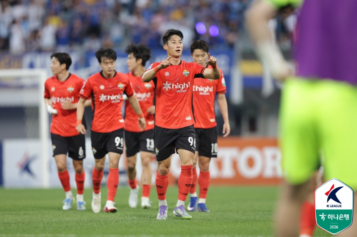 강원 최병찬의 골 세리머니. 한국프로축구연맹 제공
