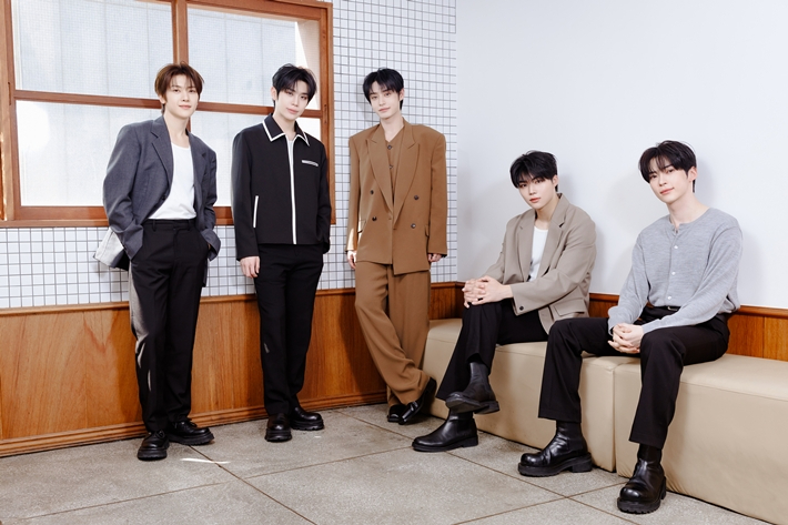 제로베이스원은 18일 미니 6집 '어센드-'를 발표하고 타이틀곡 '톱 5'로 활동한다. 웨이크원 제공
