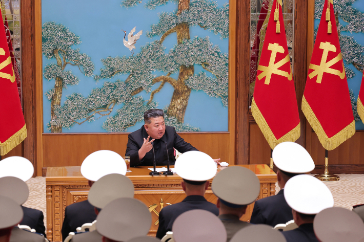 북한 조선중앙통신은 "경애하는 김정은 동지께서 5월 17일 전군의 사,려단 지휘관들의 회합을 소집하시고 그들을 만나시였다"고 18일 보도했다. 연합뉴스