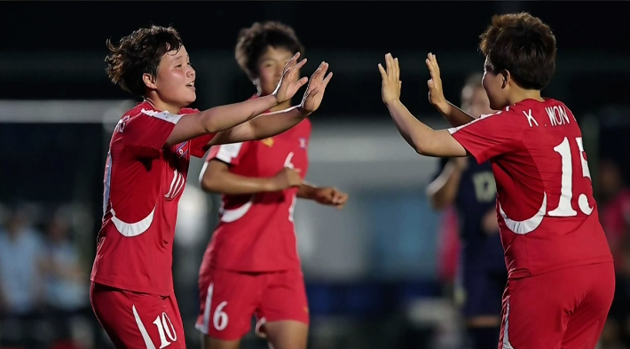 북한 여자축구선수들이 지난 11일 2026 아시아축구연맹(AFC) 17세 이하(U-17) 여자 아시안컵 준준결승에서 태국을 6-0으로 꺾고 준결승에 진출했다고 조선중앙TV가 12일 보도했다. 연합뉴스 