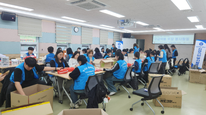 외국인 계절근로자 구급약품 지원-약품 포장 봉사 활동. 전라남도 제공