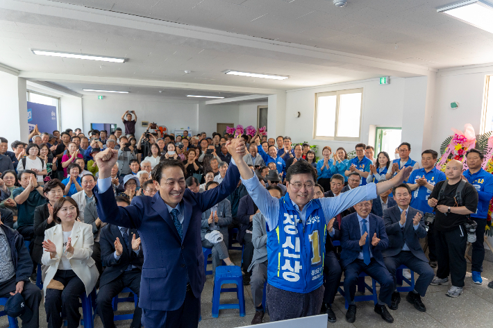 17일 장신상 횡성군수 후보의 선거사무소 개소식에 참석해 횡성의 대전환을 위한 전폭적인 지원과 연대를 약속하며 지지를 호소한 더불어민주당 우상호 강원지사 후보. 우상호 후보 캠프 제공 