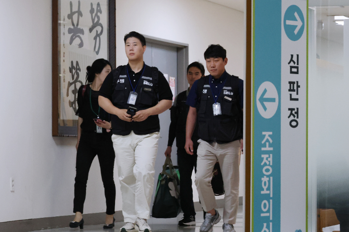 삼성그룹 초기업노동조합 삼성전자지부 최승호 위원장이 18일 정부세종청사 중앙노동위원회에서 열리는 2차 사후조정 회의에 참석하고 있다. 연합뉴스