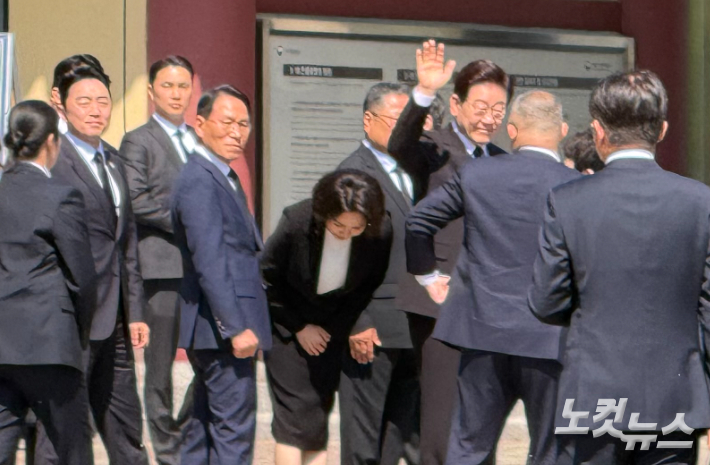 이재명 대통령이 18일 광주 북구 국립5·18민주묘지를 찾아 시민들을 향해 손을 흔들며 인사하고 있다. 김한영 기자