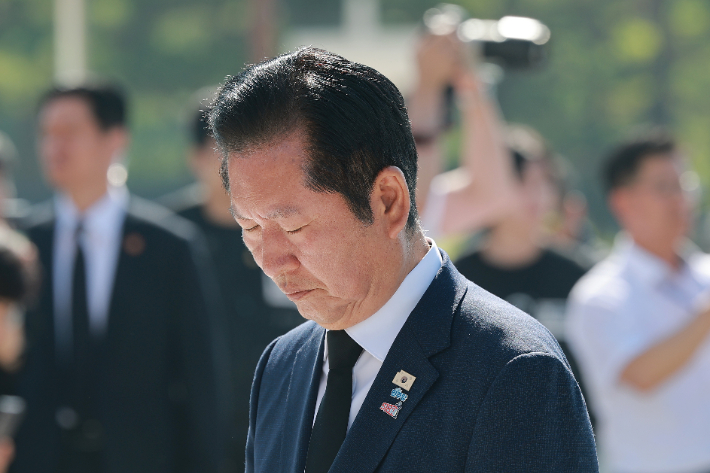 더불어민주당 총괄상임선대위원장인 정청래 대표가 18일 광주 북구 국립 5·18민주묘지를 방문해 5·18민중항쟁추모탑을 참배하고 있다. 연합뉴스