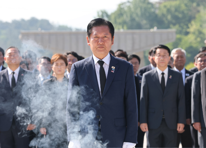 더불어민주당 총괄상임선대위원장인 정청래 대표가 5·18 민주화운동 46주년 기념일인 18일 광주 북구 국립 5·18민주묘지를 찾아 참배하고 있다. 연합뉴스