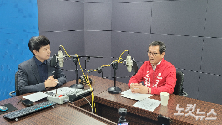 강원영동CBS '6·3 지방선거 특집 후보자 초청 대담'에 출연한 더불어민주당 김중남 강릉시장 예비후보. 전영래 기자