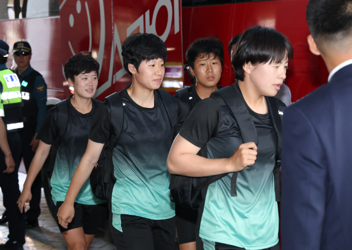 아시아축구연맹(AFC) 여자 챔피언스리그(AWCL) 4강 토너먼트에 출전하는 내고향여자축구단이 17일 경기도 수원시 한 호텔에서 나오고 있다. 연합뉴스