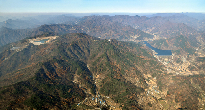 경북 예천양수발전소의 상부댐(좌측)과 하부댐(우측) 전경. 양수발전은 상부댐에서 물을 떨어트려 발생하는 위치에너지로 수차를 돌려 전력을 생산하고, 다시 하부댐에서 상부로 물을 퍼올리는 원리를 이용하기 때문에 상부댐과 하부댐 및 그 사이에 위치한 지하발전소가 한 세트다. 한국수력원자력 제공   