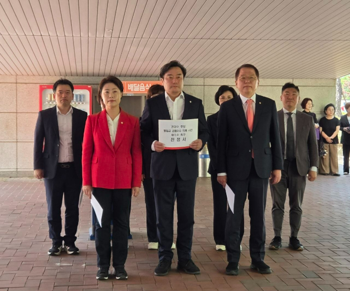 박형준 국민의힘 부산시장 후보 선대위가 18일 오전 부산지방검찰청에 전재수 민주당 후보의 금품 수수 의혹 재수사를 촉구하는 진정서를 제출했다. 박 후보 캠프 제공