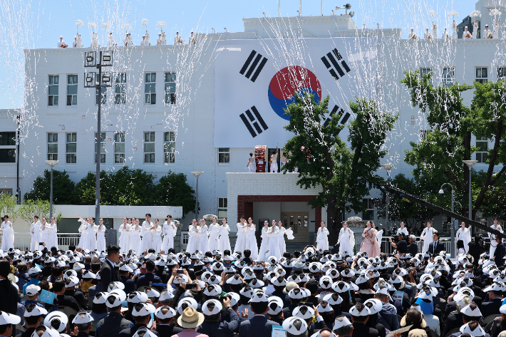 5·18민주화운동 기념식     (광주=연합뉴스) 조남수 기자 = 18일 광주 동구 5·18민주광장에서 열린 제46주년 5·18민주화운동 기념식에서 특별공연이 펼쳐지고 있다. 2026.5.18      iso64@yna.co.kr (끝)   <저작권자(c) 연합뉴스, 무단 전재-재배포, AI 학습 및 활용 금지> 연합뉴스